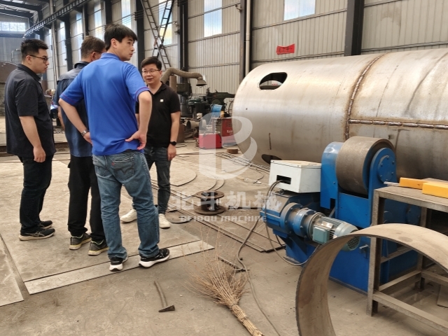 38℃高溫探廠,客戶考察無煙型環保炭化機